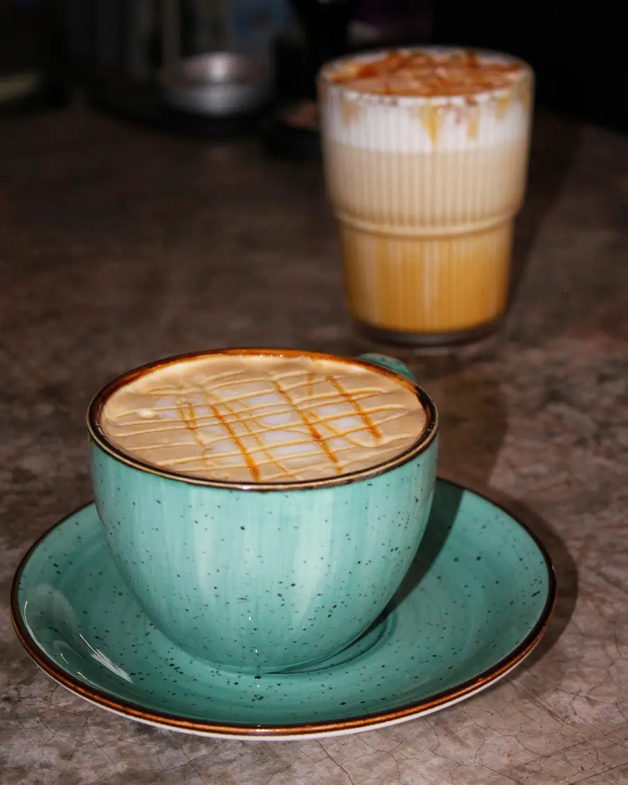 Caramel macchiato en taza verde