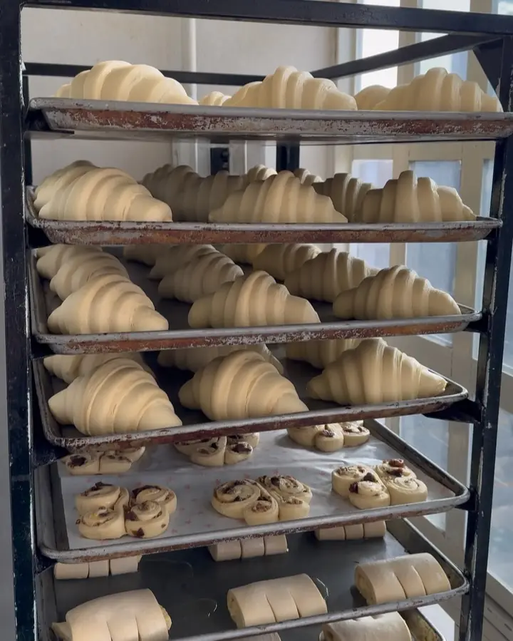 Rack de charolas con croissants recién formados
