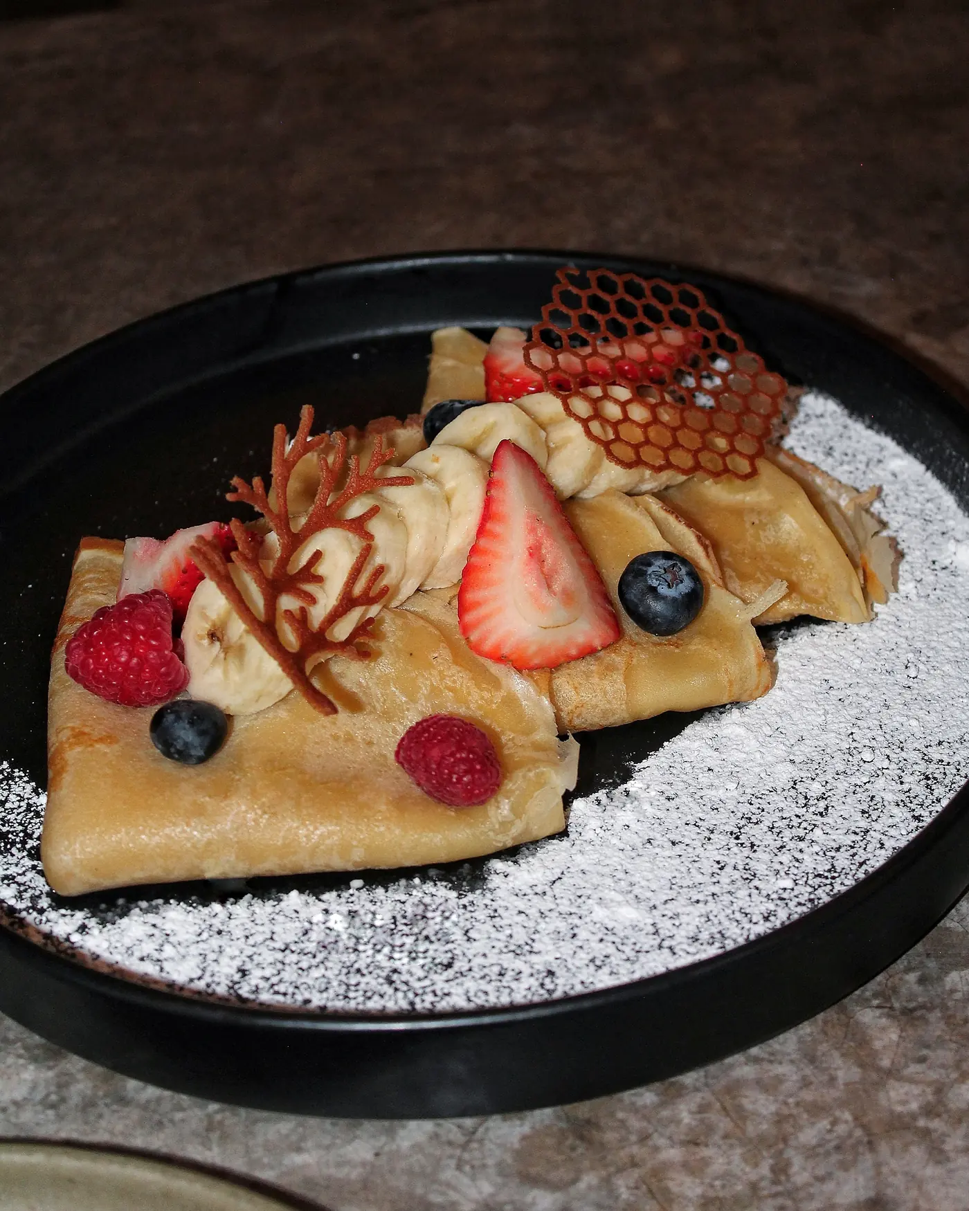 Crepas con fresas, moras y crocante de vainilla