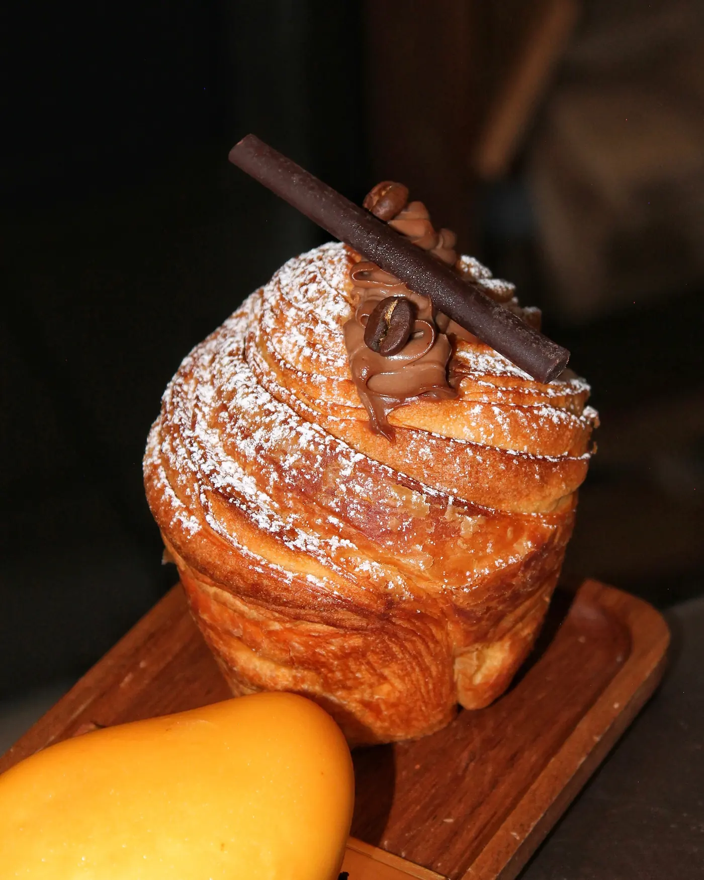 Cruffin de moka con azúcar glass
