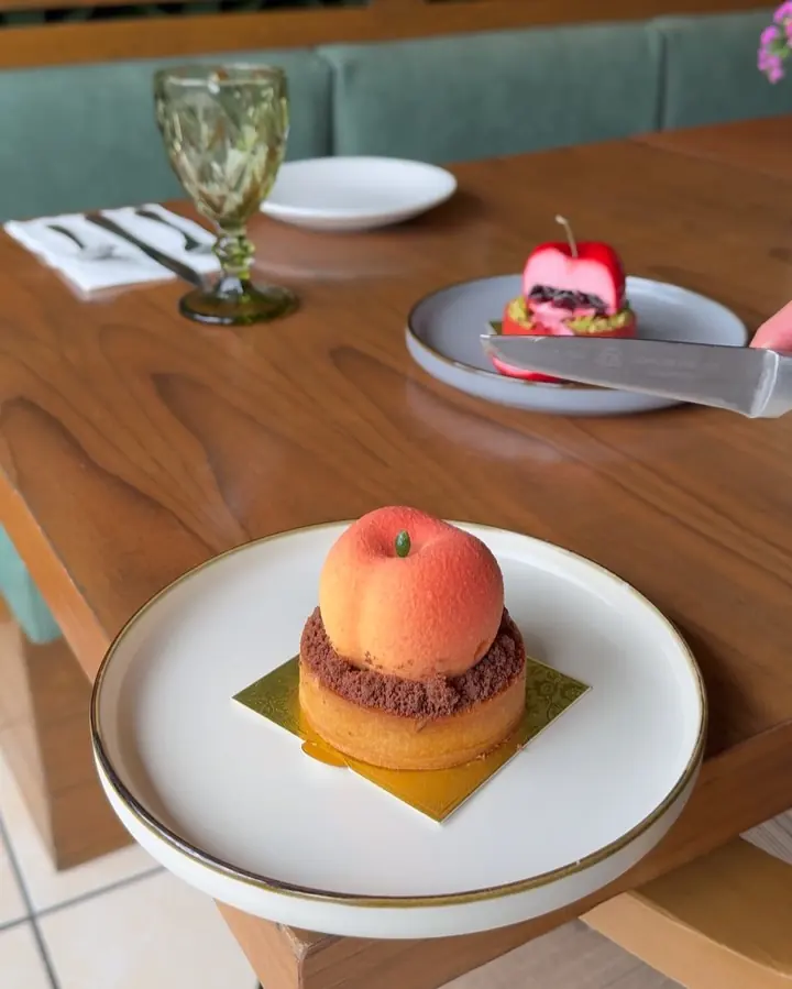 Postre de durazno sobre tarta