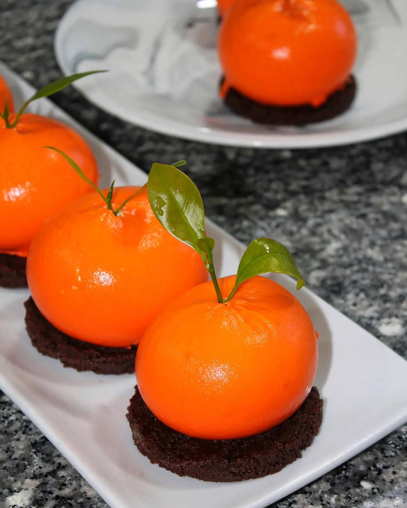 Postre de mandarina con hojitas, sobre base de strussel de chocolate