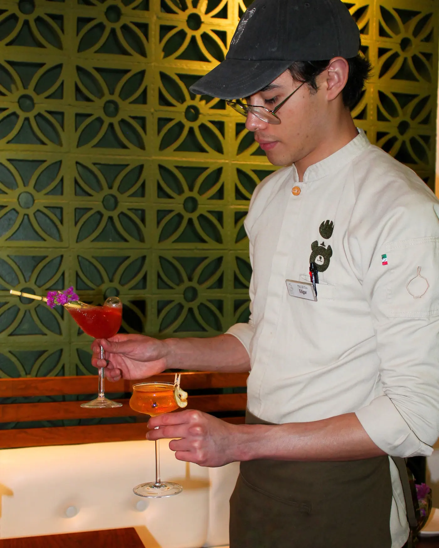 Bartender sirviendo un mocktail rojo en la barra