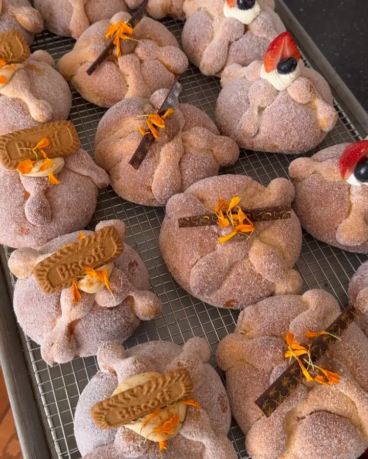 Panes de muerto con galleta y flor de cempasúchil