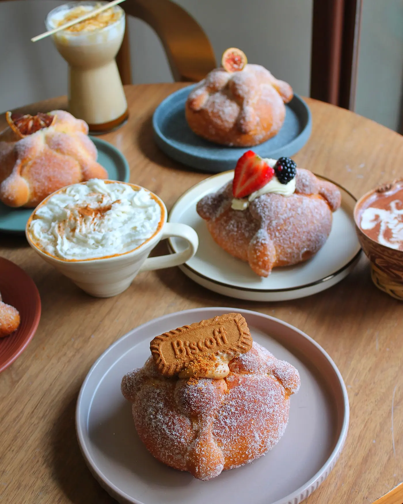 Panes de muerto rellenos con café y chocolate en la mesa