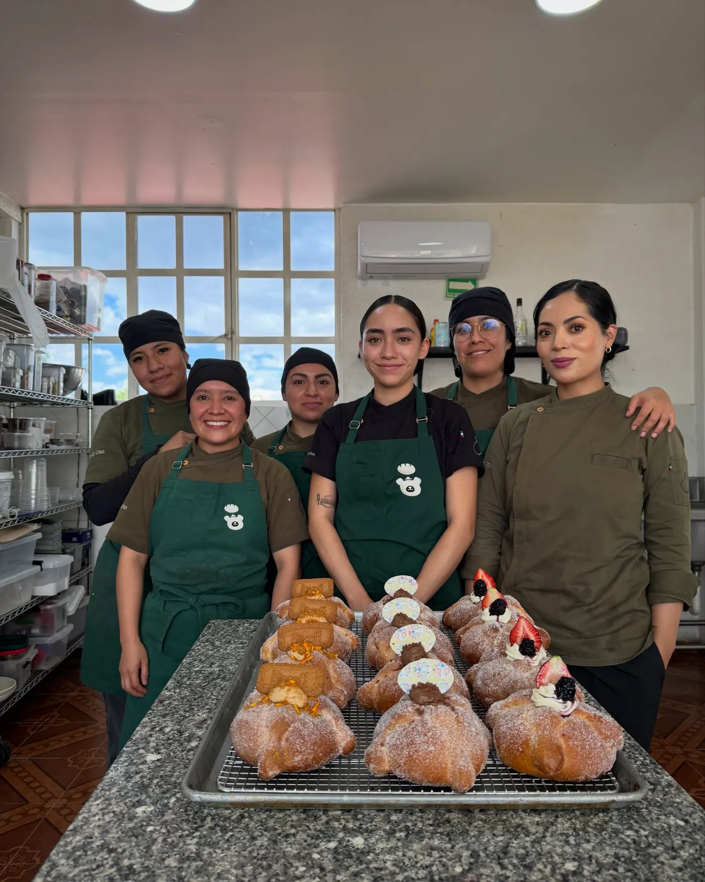 Equipo de panadería con charolas de pan de muerto