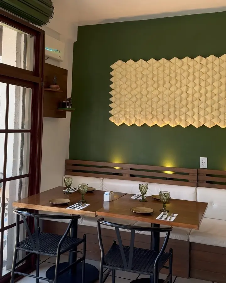 La pared de croissants de cerámica sobre el muro verde del comedor