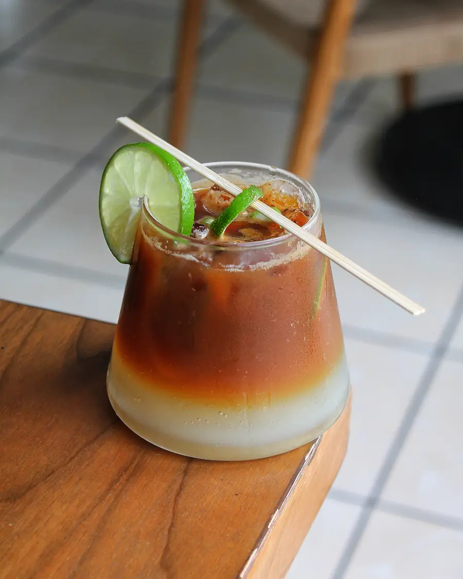 Espresso tonic con limón en vaso de vidrio
